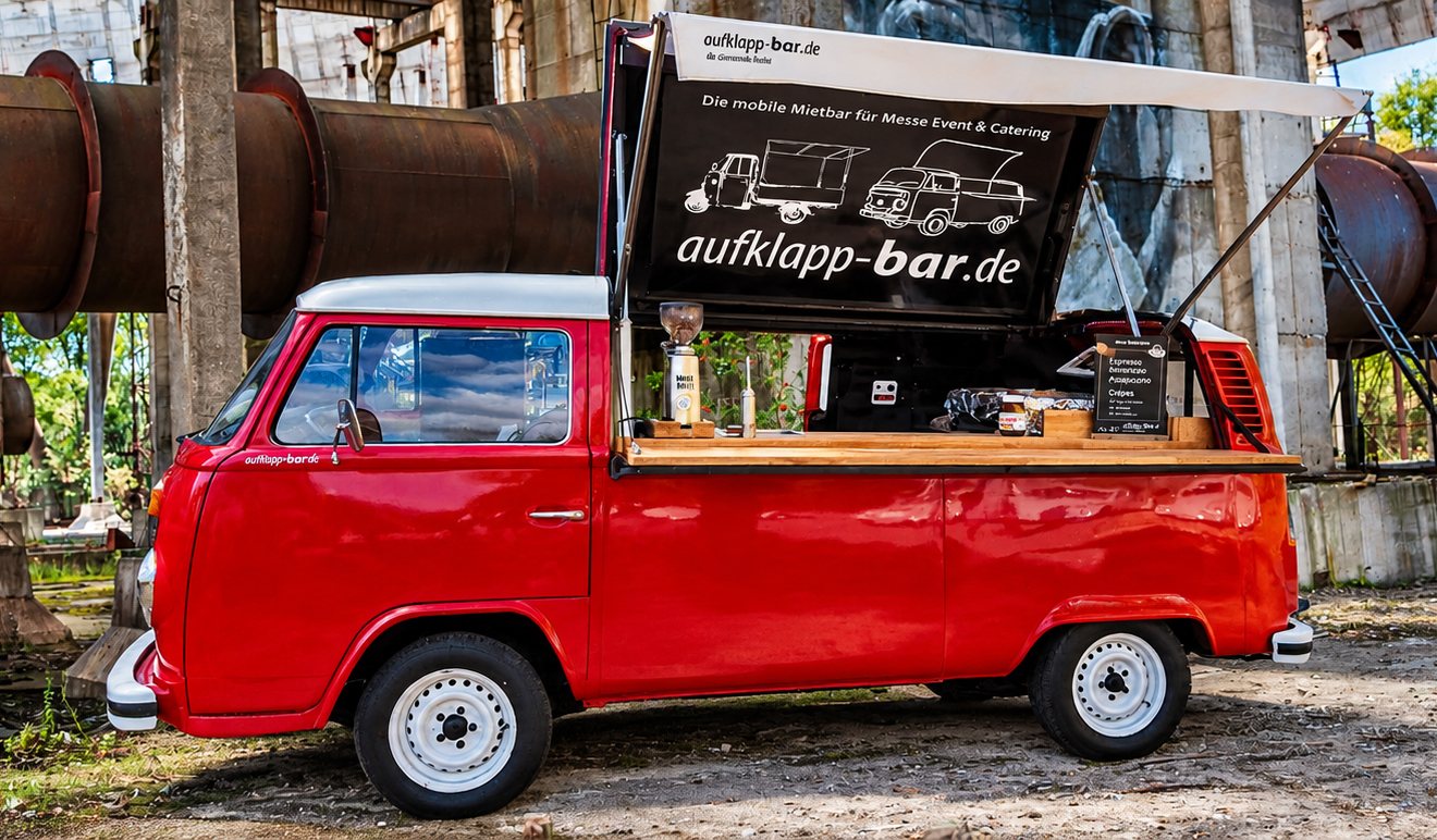 Roter VW BulliBar Oldtimer als mobile Eventbar von Aufklapp-Bar