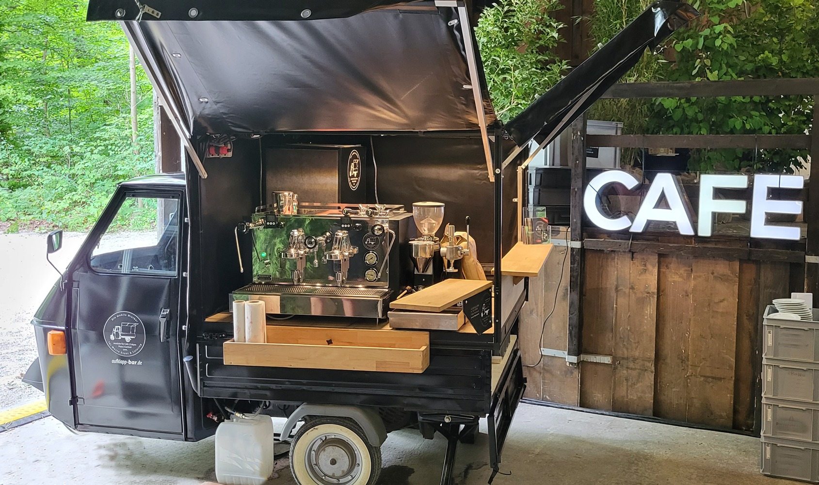 Schwarze Piaggio Ape 50 als mobile Bar für Hochzeit und Firmenfeier